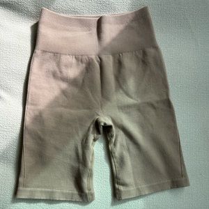 Everlane ribbed tan beige women’s biker shorts